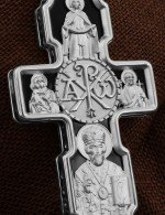 Крест из белого золота 585 пробы с ониксом