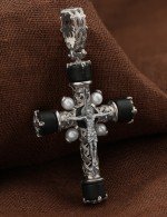 Крест из белого золота 585 пробы с жемчугом и ониксом