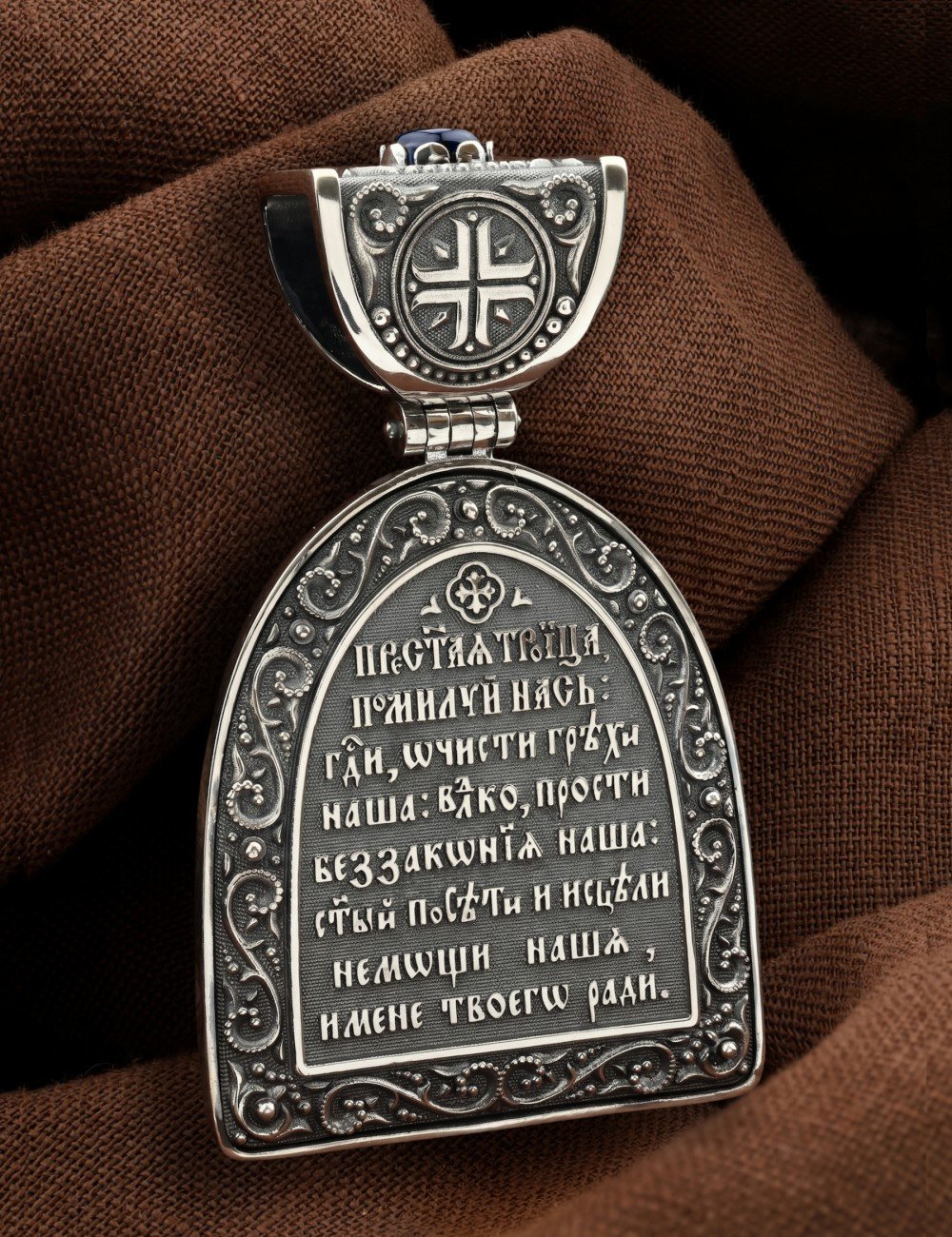 Образок из серебра 925 пробы и золота 585 пробы с сапфиром