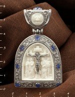 Образок из белого золота 585 пробы с эмалью, сапфиром и бивнем мамонта