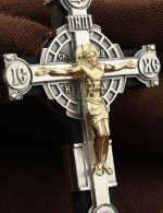 Крест из серебра 925 пробы и золота 585 пробы с эбеновым деревом