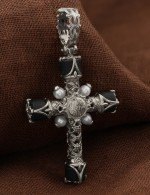 Крест из белого золота 585 пробы с жемчугом и ониксом