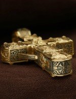Крест из лимонного золота 585 пробы с эбеновым деревом