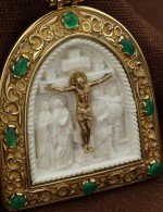 Образок из лимонного золота 585 пробы с эмалью, хризопразом и бивнем мамонта