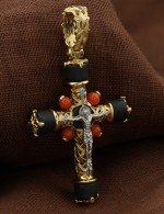 Крест из лимонного золота 585 пробы с ониксом и кораллом