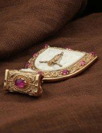 Образок из золота 585 пробы с эмалью, рубином и бивнем мамонта