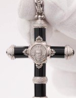 Крест из белого золота 585 пробы с ониксом