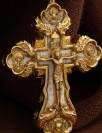 Крест из лимонного золота 585 пробы с бивнем мамонта