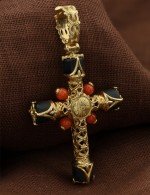 Крест из лимонного золота 585 пробы с ониксом и кораллом