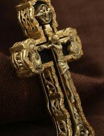 Крест из лимонного золота 585 пробы с эбеновым деревом