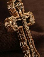 Крест из золота 585 пробы с эбеновым деревом