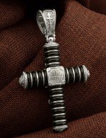 Крест из белого золота 585 пробы с ониксом