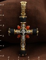 Крест из лимонного золота 585 пробы с ониксом и кораллом