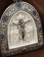 Образок из белого золота 585 пробы с эмалью, сапфиром и бивнем мамонта