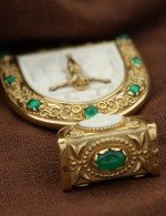 Образок из лимонного золота 585 пробы с эмалью, хризопразом и бивнем мамонта